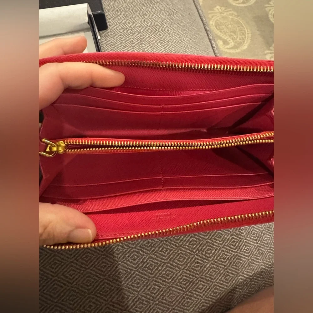 Prada - Saffiano Leather Pink (Peonia) Bow Detail Zippered Wallet - EXCELLENT - Picture 3 of 15